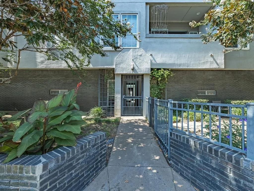 4104 N Hall Street, #326