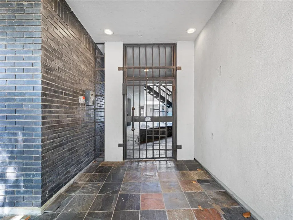 4104 N Hall Street, #326