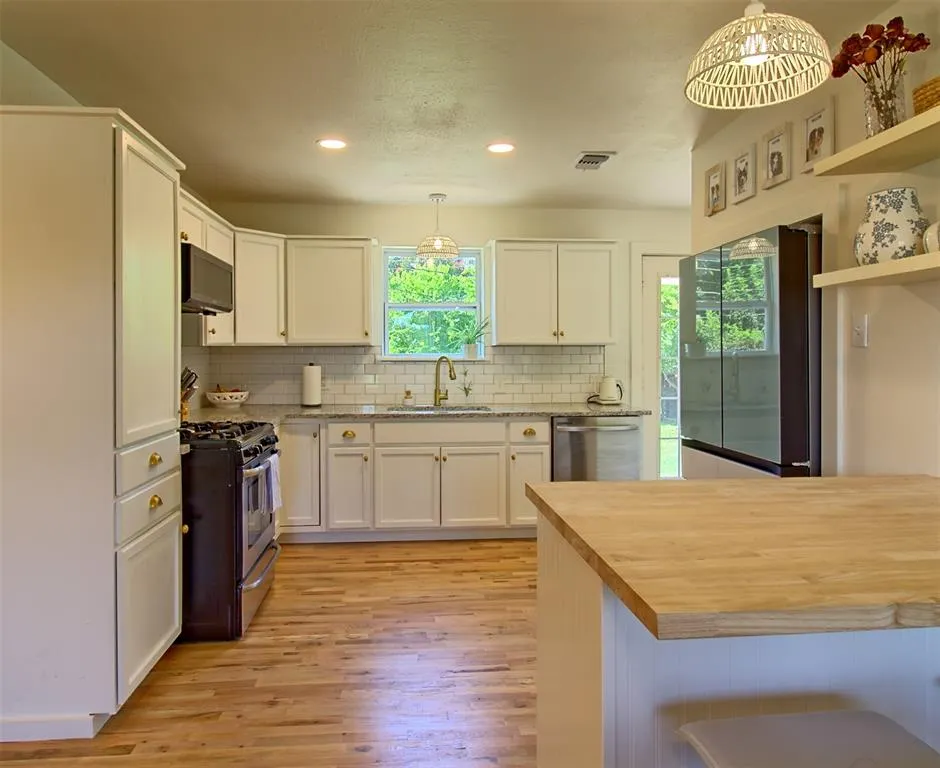 2624 Lakeland Drive