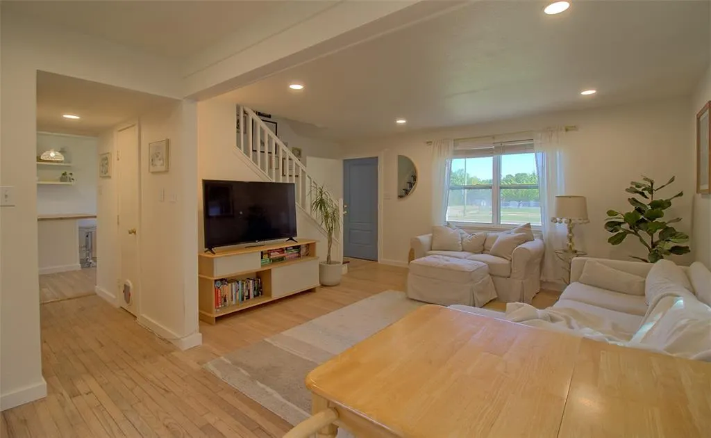 2624 Lakeland Drive