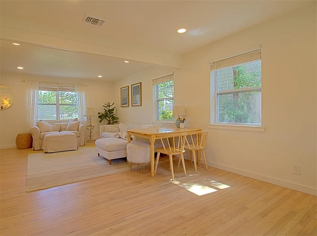 2624 Lakeland Drive