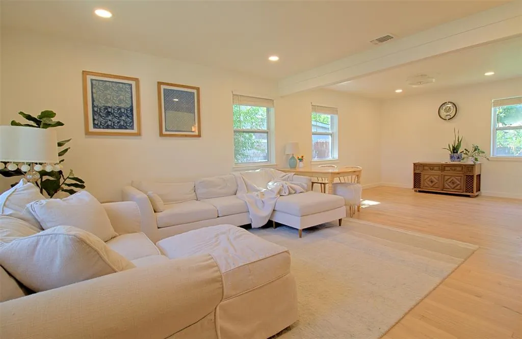 2624 Lakeland Drive