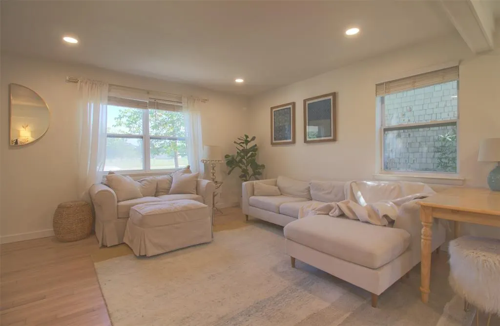 2624 Lakeland Drive