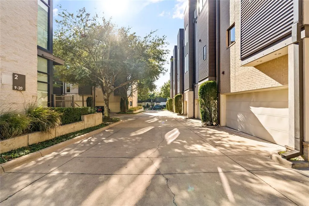 4111 Newton Avenue, #6