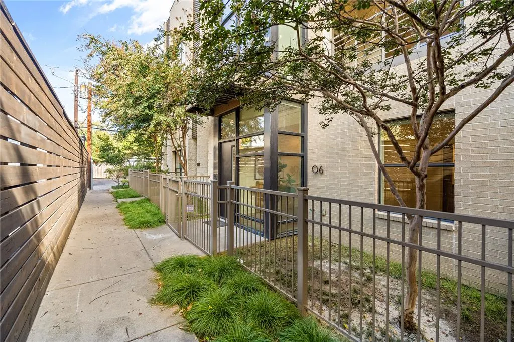 4111 Newton Avenue, #6