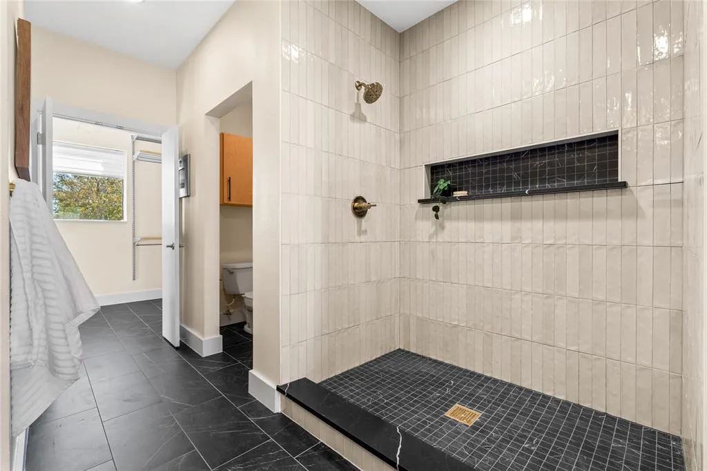 4111 Newton Avenue, #6