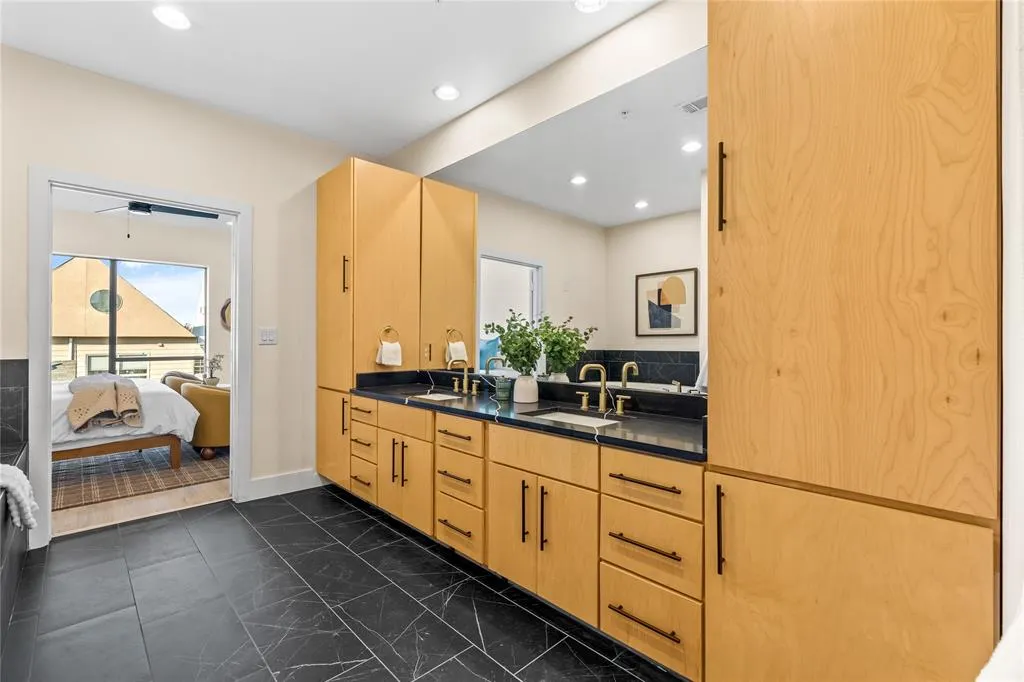 4111 Newton Avenue, #6