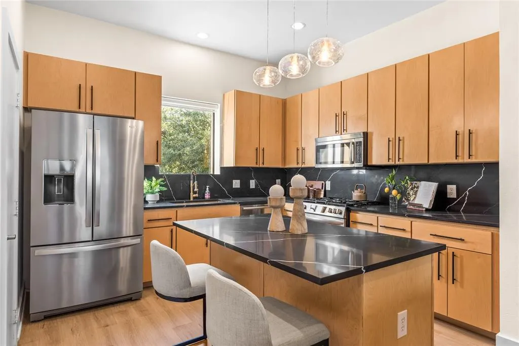 4111 Newton Avenue, #6