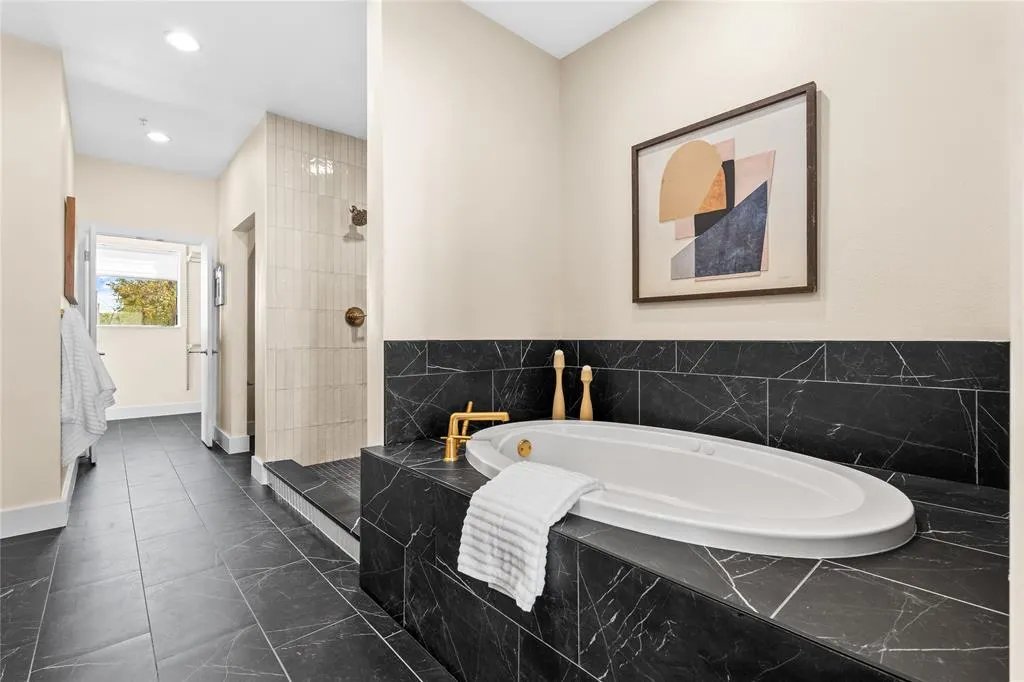4111 Newton Avenue, #6