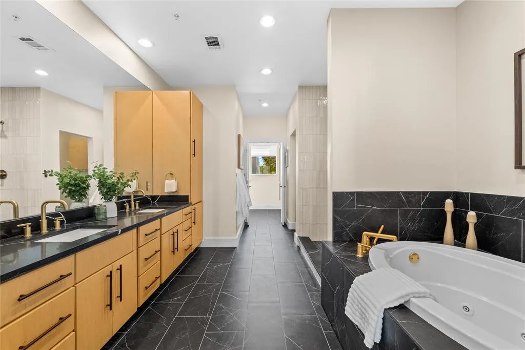 4111 Newton Avenue, #6