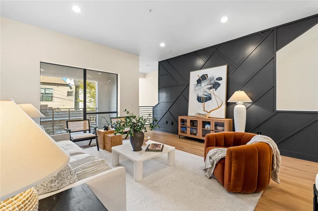 4111 Newton Avenue, #6