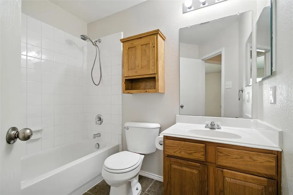 1109 Oak Hollow Lane