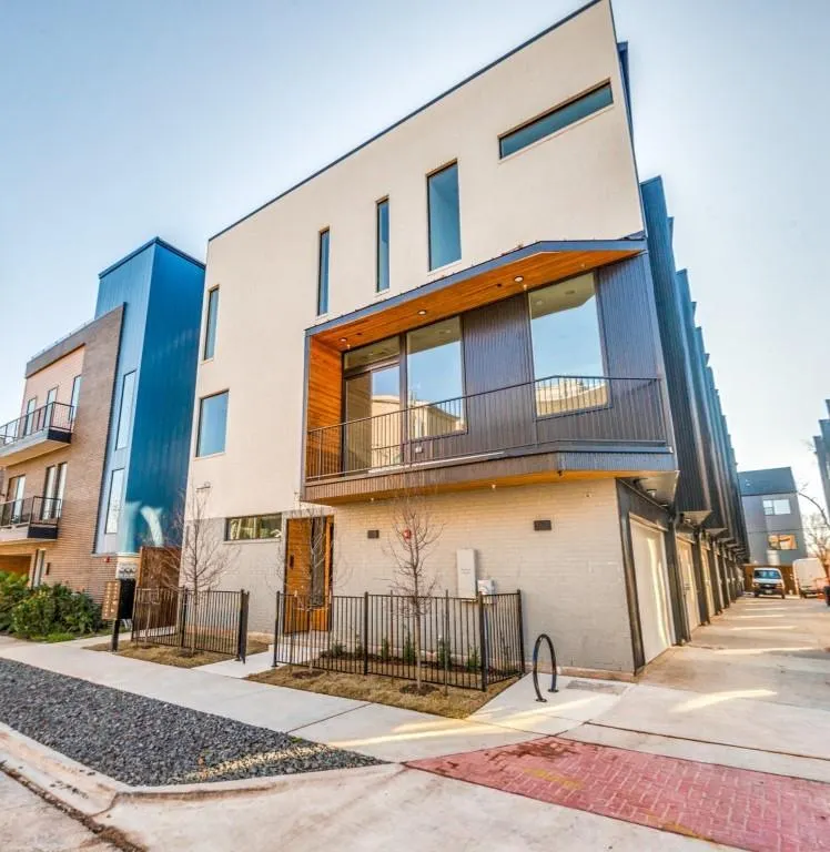 426 W 9th Street, #105