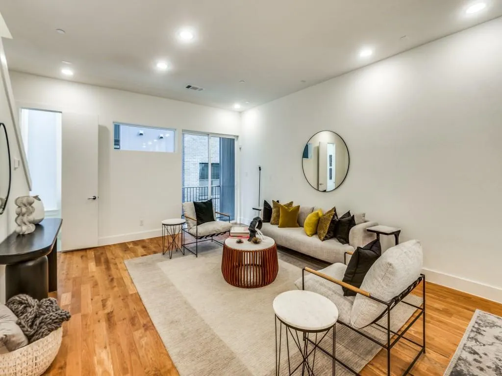 426 W 9th Street, #105
