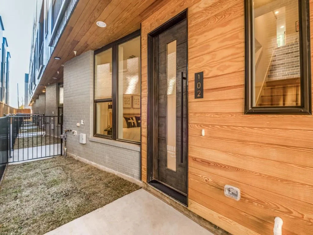 426 W 9th Street, #105