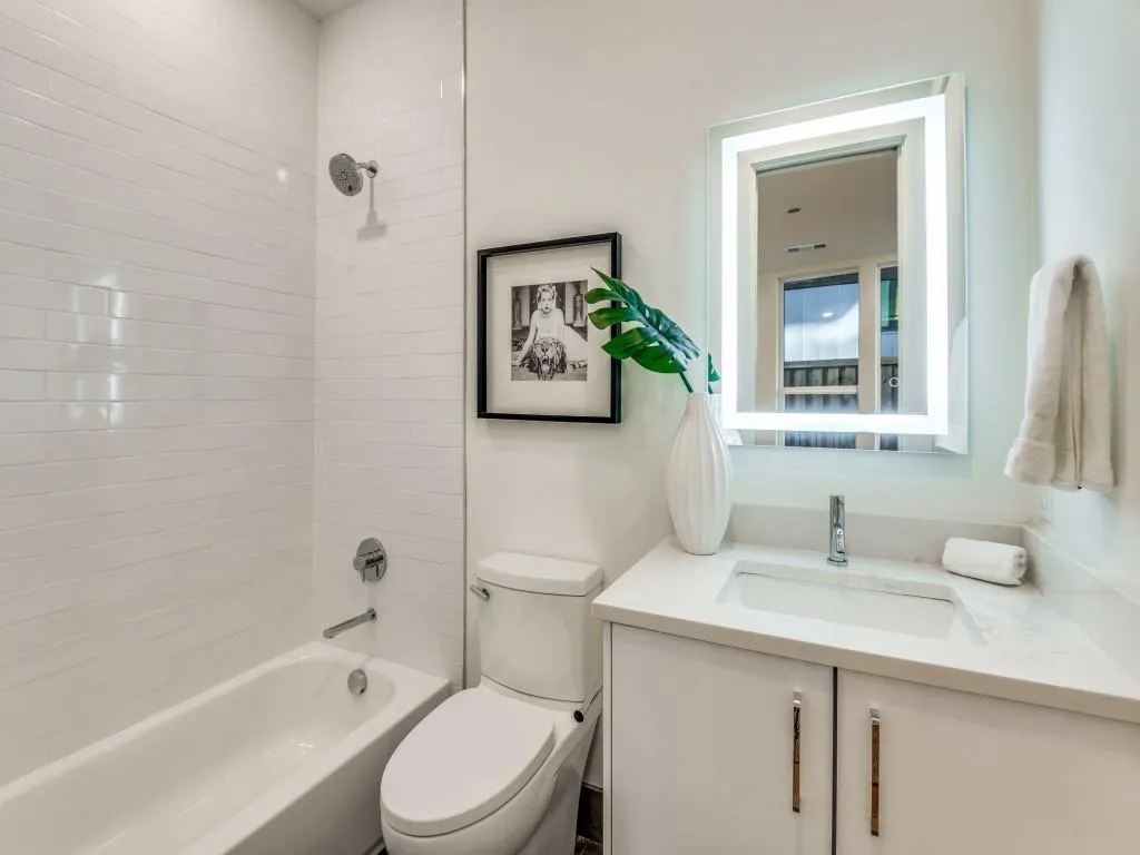 426 W 9th Street, #105