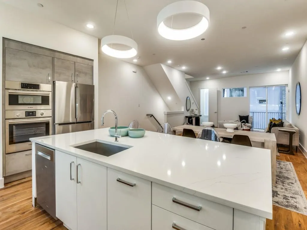 426 W 9th Street, #105