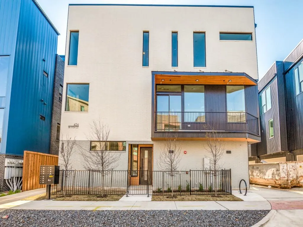 426 W 9th Street, #105