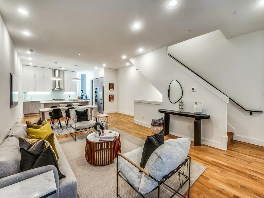 426 W 9th Street, #105