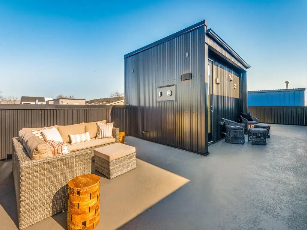 426 W 9th Street, #105