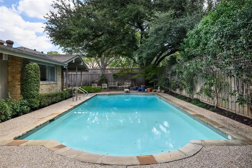 11241 Russwood Circle