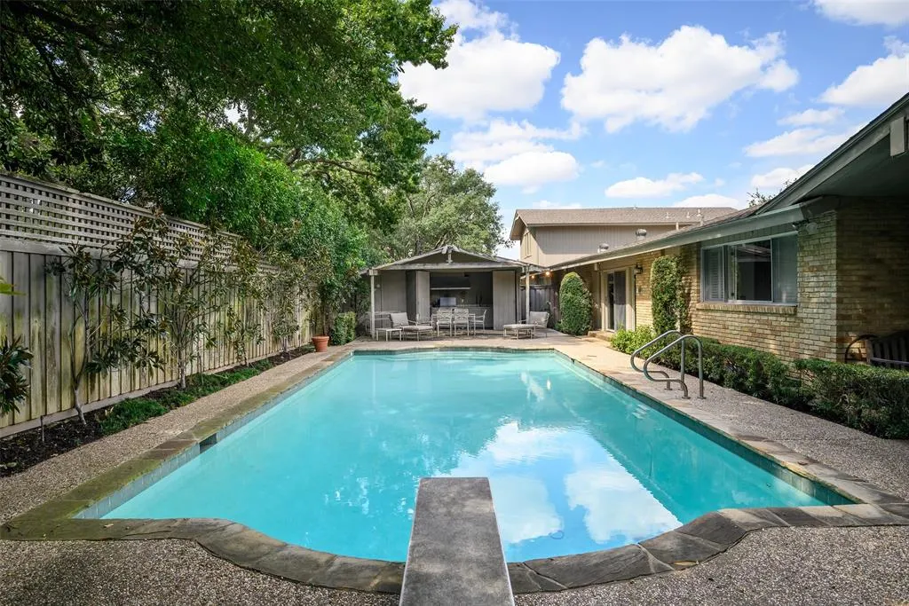 11241 Russwood Circle
