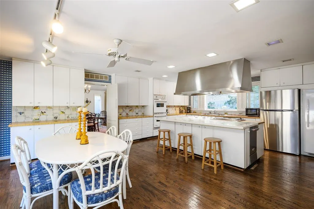 11241 Russwood Circle