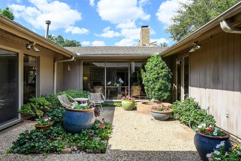 11241 Russwood Circle