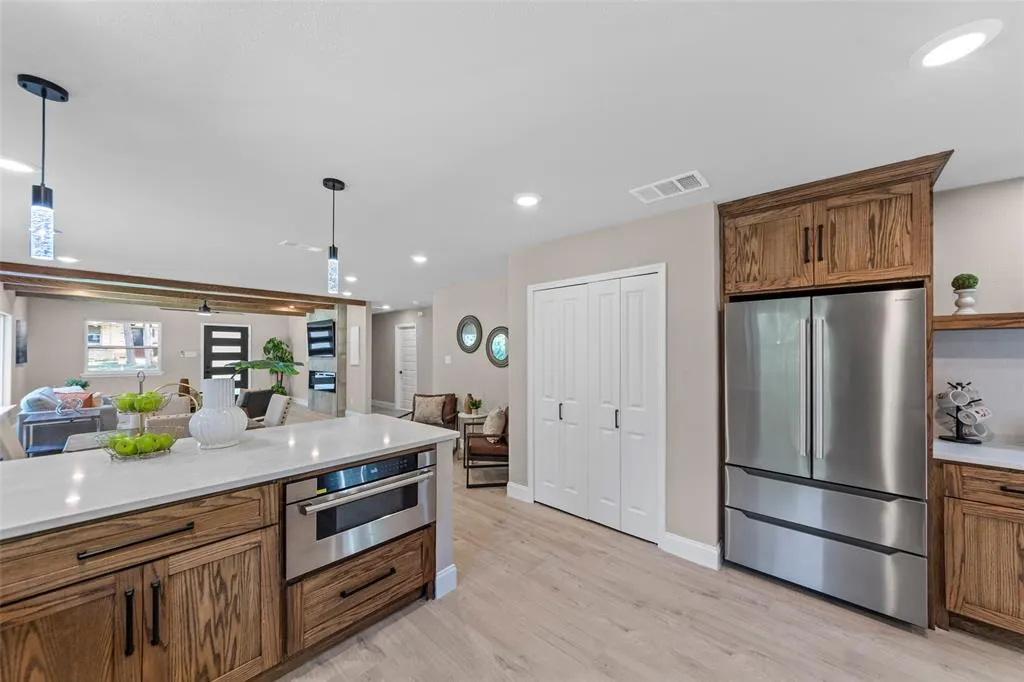 1503 E Lakeview Drive