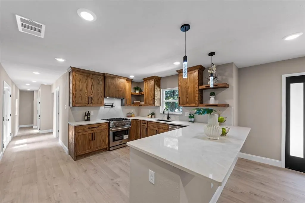 1503 E Lakeview Drive
