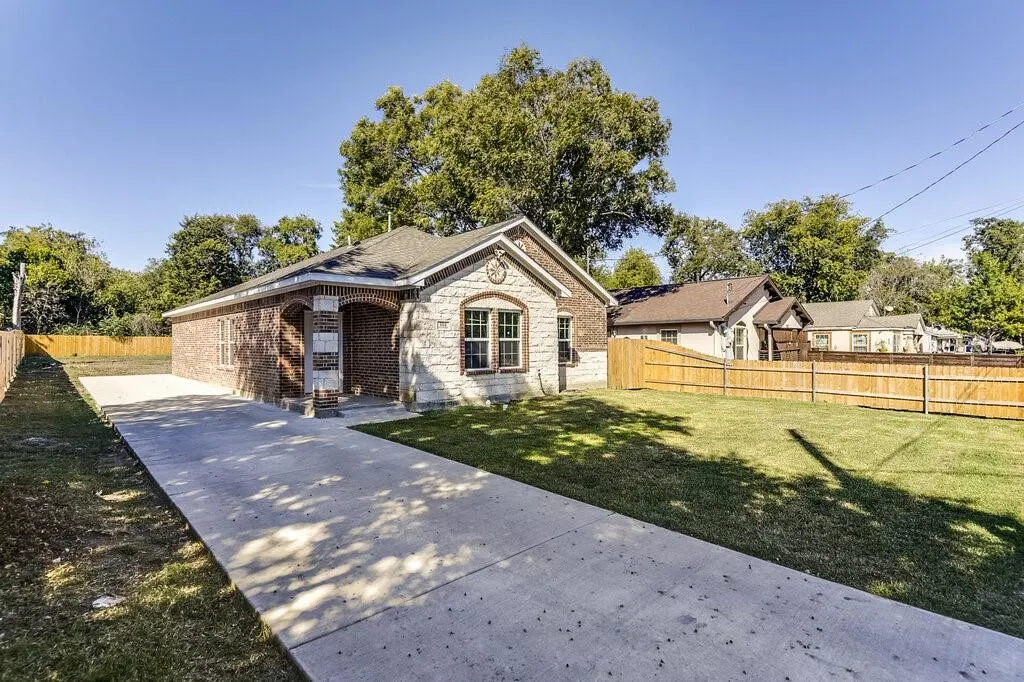 1639 Adelaide Drive