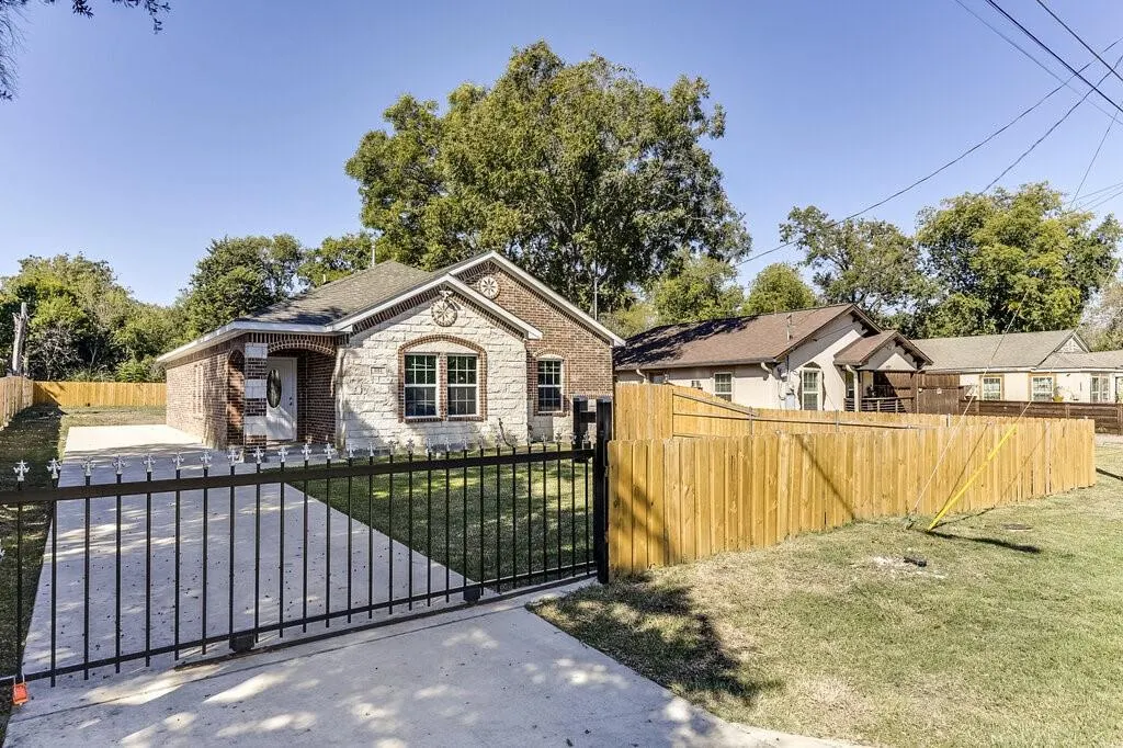 1639 Adelaide Drive