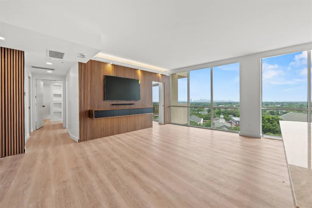 6211 W Northwest Highway, #1007