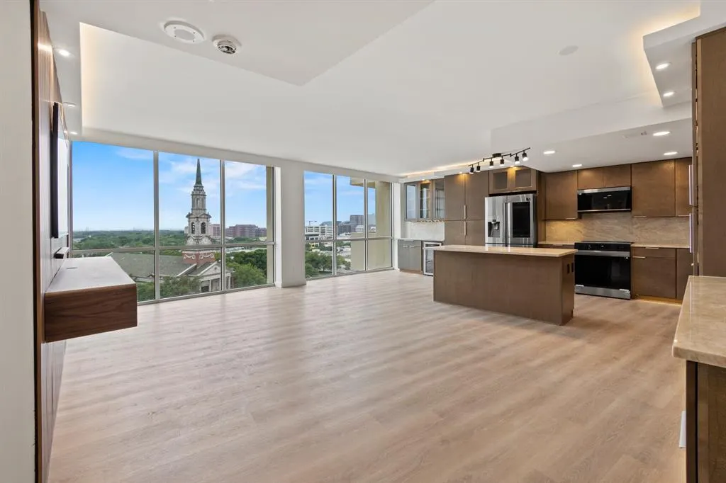 6211 W Northwest Highway, #1007