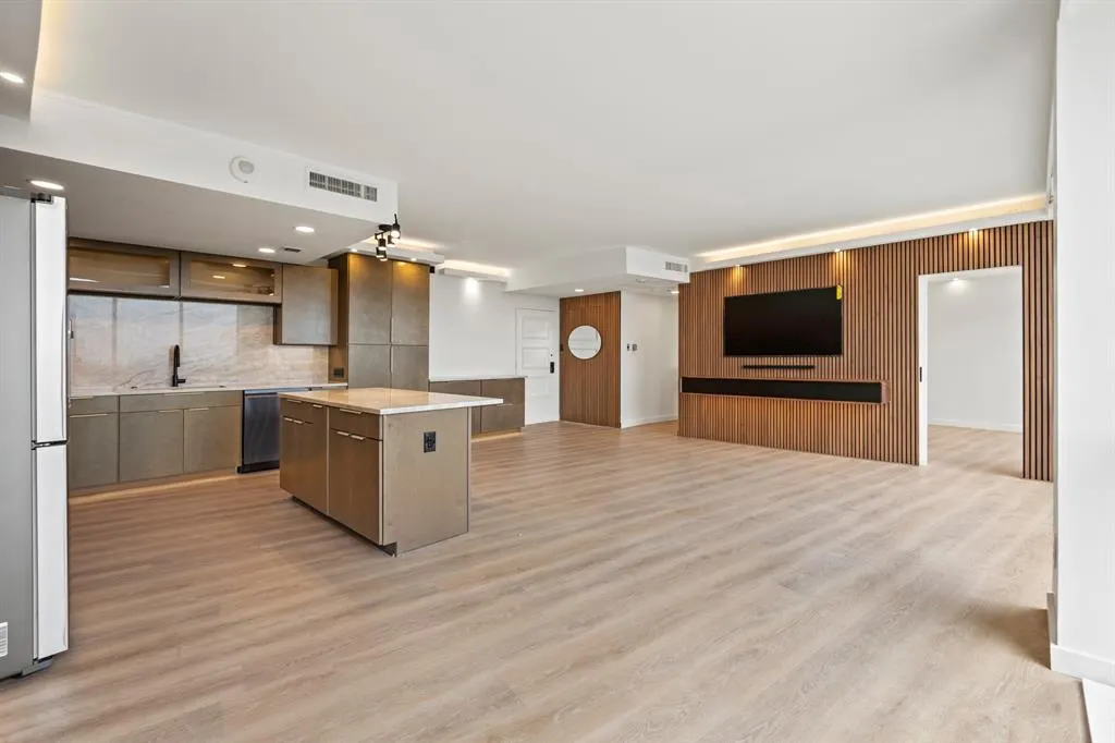 6211 W Northwest Highway, #1007