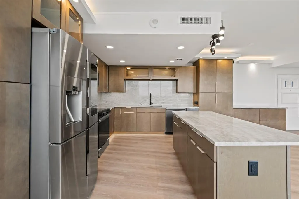 6211 W Northwest Highway, #1007