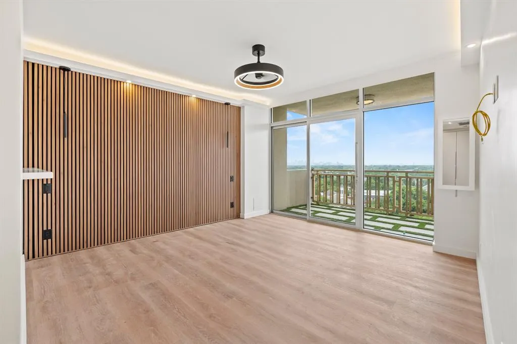 6211 W Northwest Highway, #1007