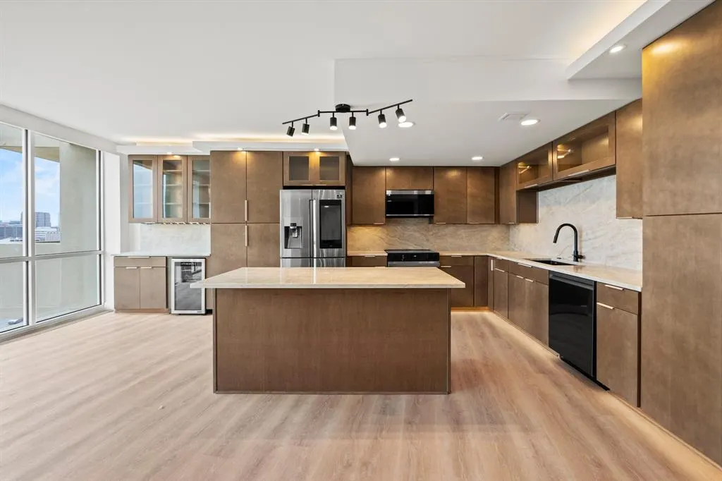 6211 W Northwest Highway, #1007