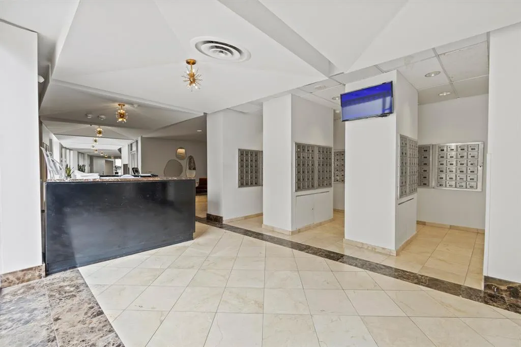 6211 W Northwest Highway, #1007