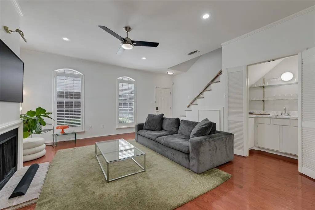 4418 Bowser Avenue, #105