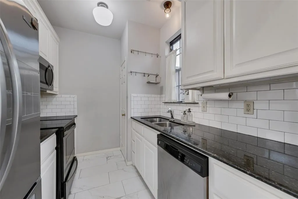 4418 Bowser Avenue, #105