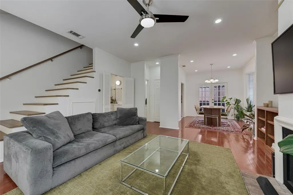 4418 Bowser Avenue, #105
