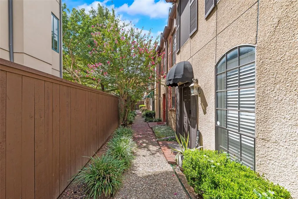 4418 Bowser Avenue, #105