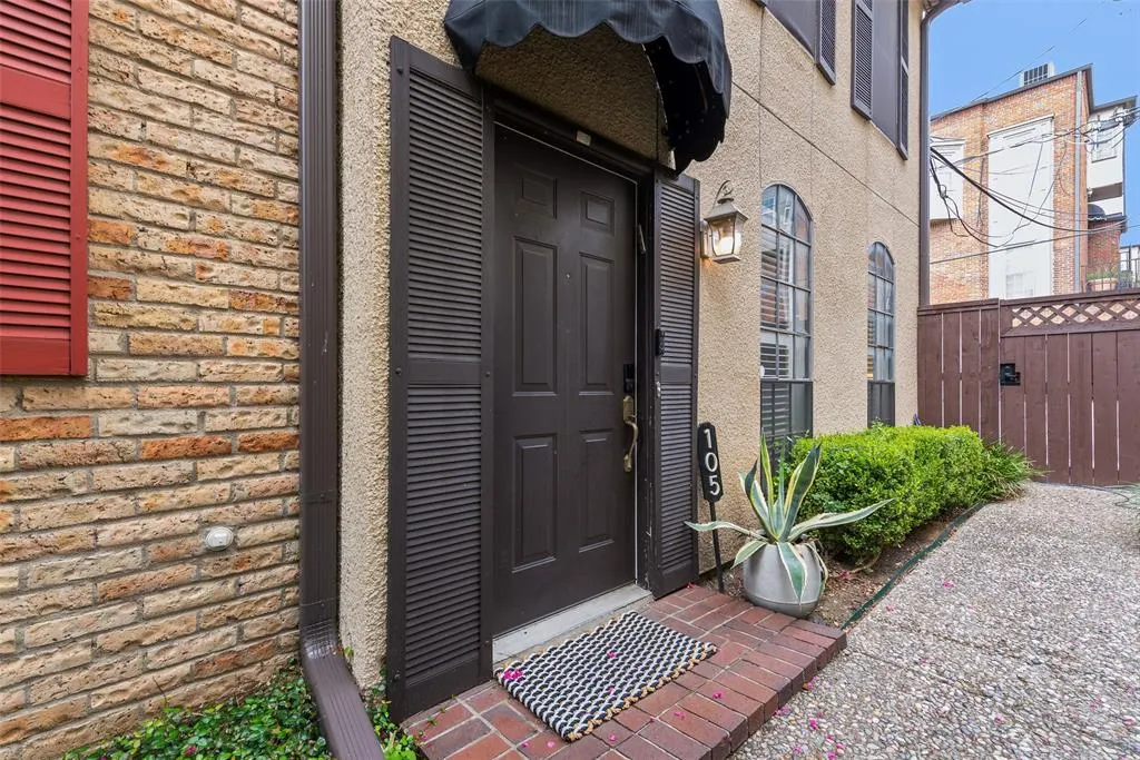 4418 Bowser Avenue, #105