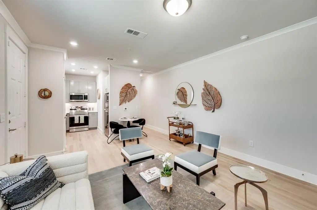 571 LLOYDS ROAD, #609B