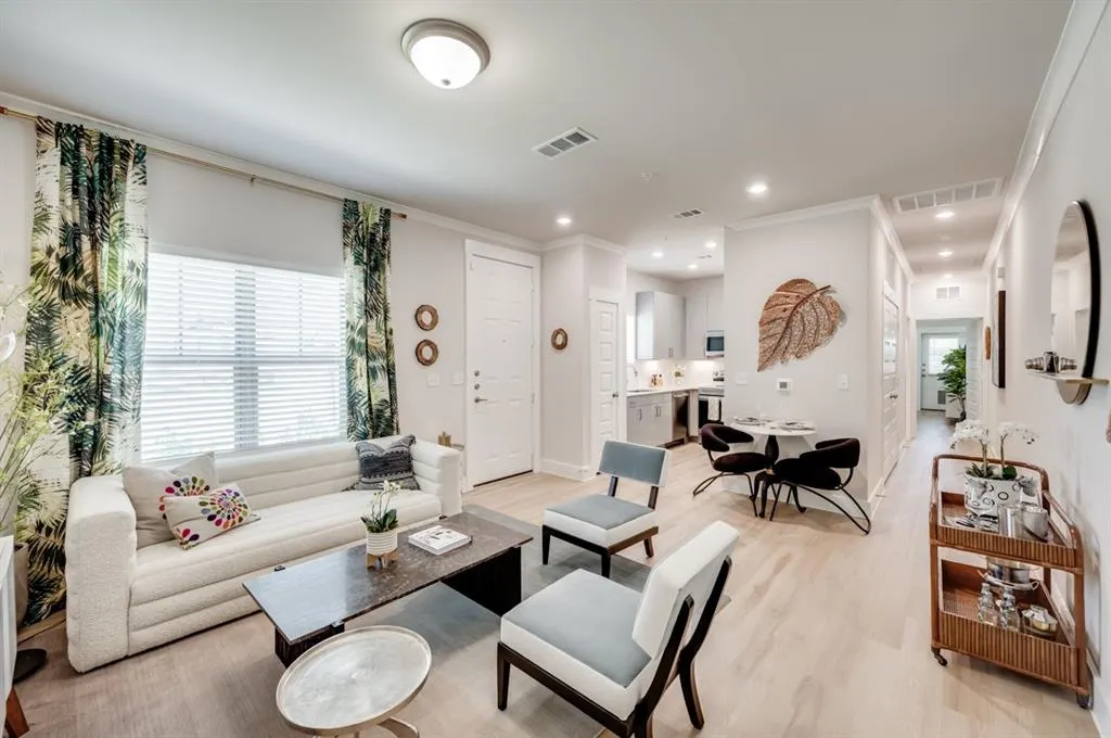 571 LLOYDS ROAD, #609B