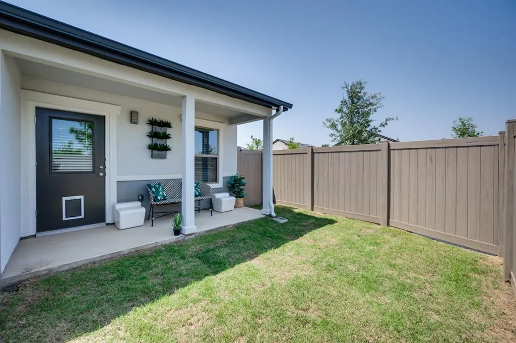 571 LLOYDS ROAD, #609B