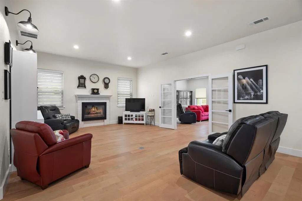 6520 Shoreline Drive