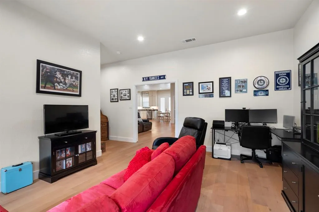 6520 Shoreline Drive