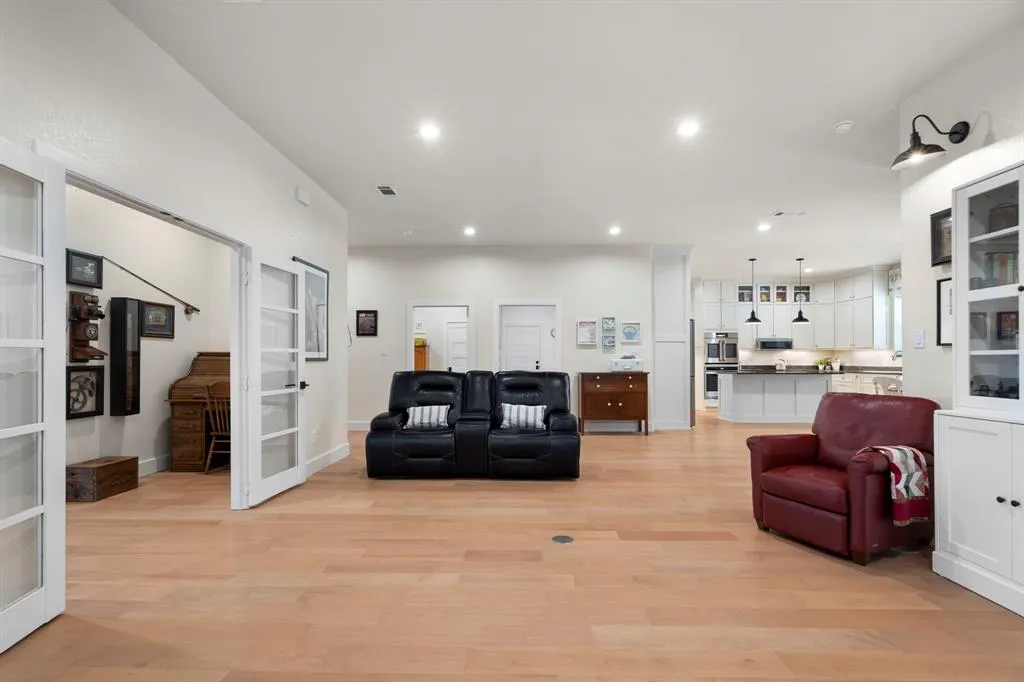 6520 Shoreline Drive